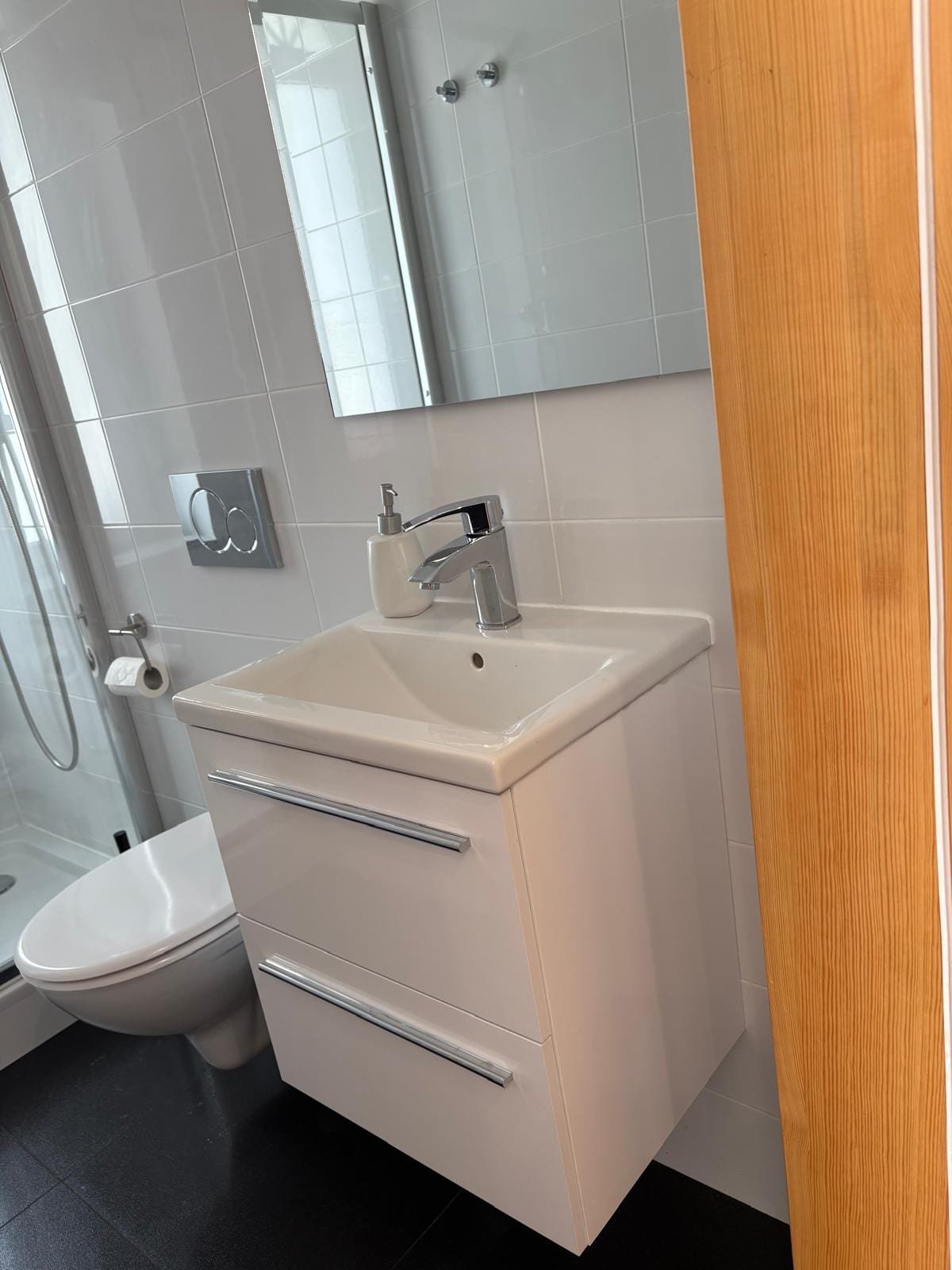 Willa Pod Platanem Bytów — Apartament nr 2 — łazienka z umywalką