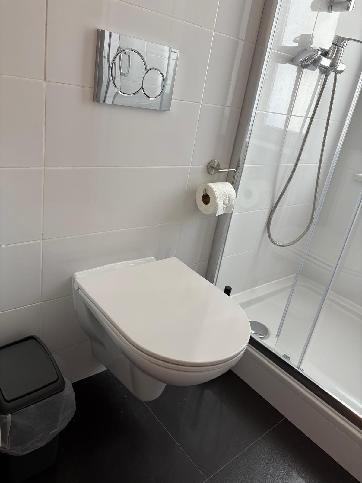 Willa Pod Platanem Bytów — Apartament nr 2 — łazienka z toaletą