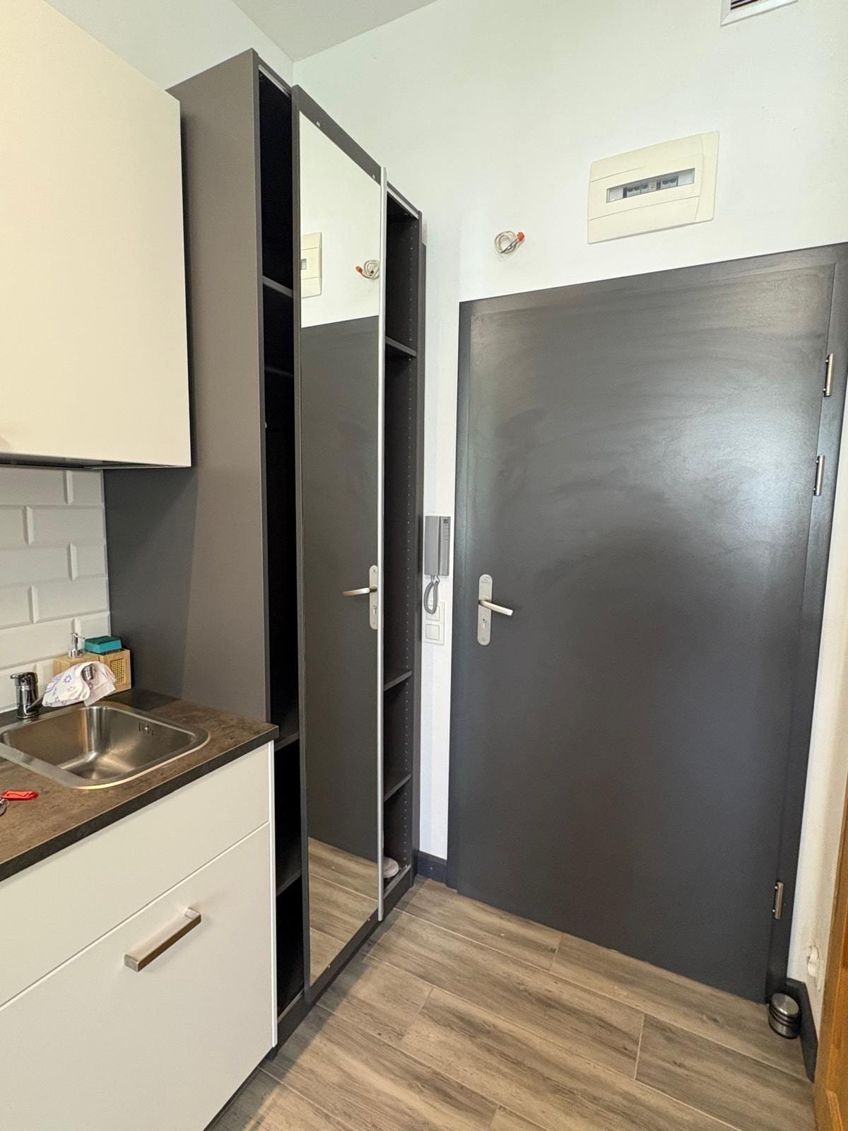 Willa Pod Platanem Bytów — Apartament nr 2 — aneks kuchenny ze zlewem