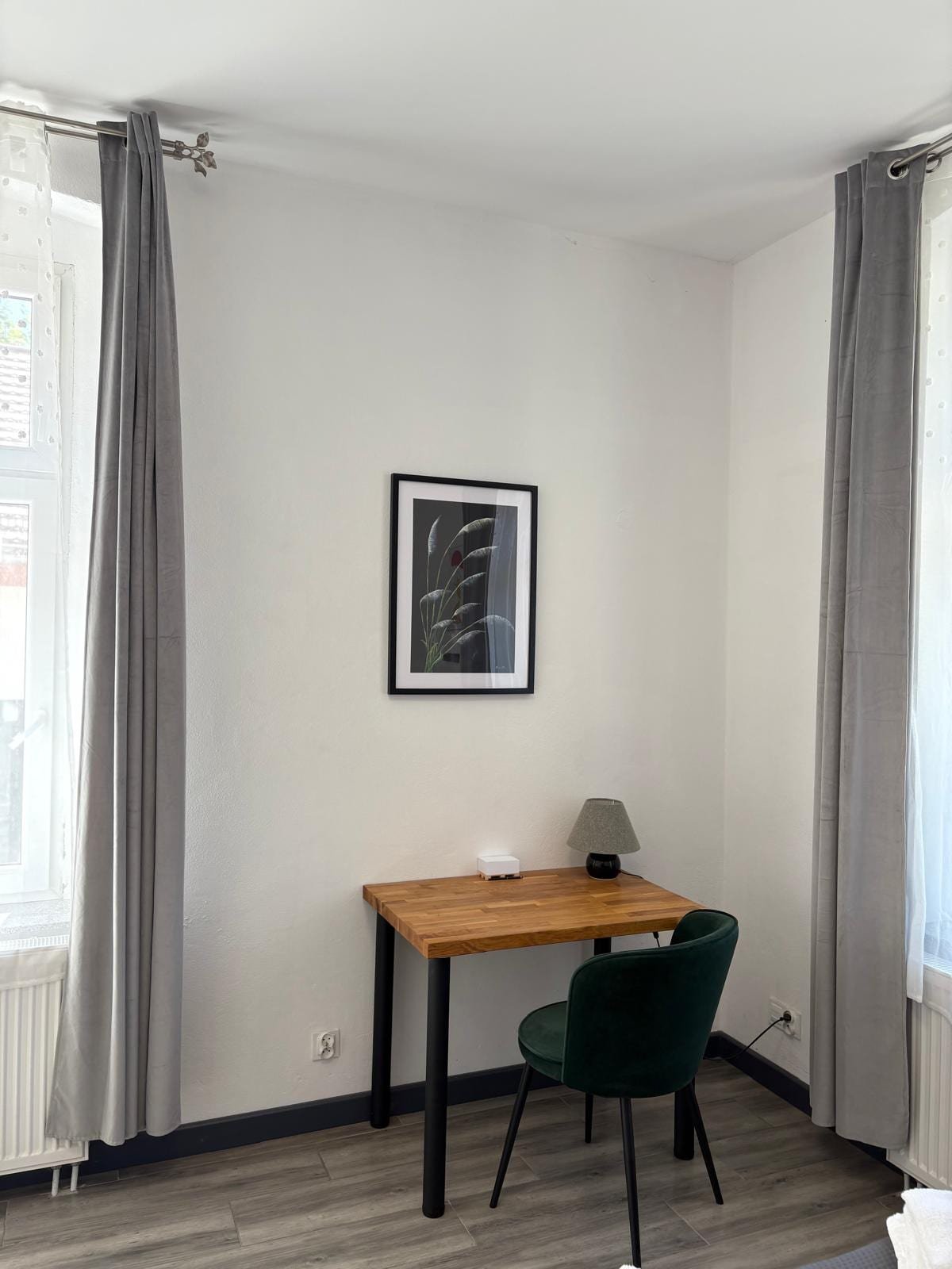 Apartament nr 2 — część dzienna z grafiką na ścianie, Willa Pod Platanem Bytów