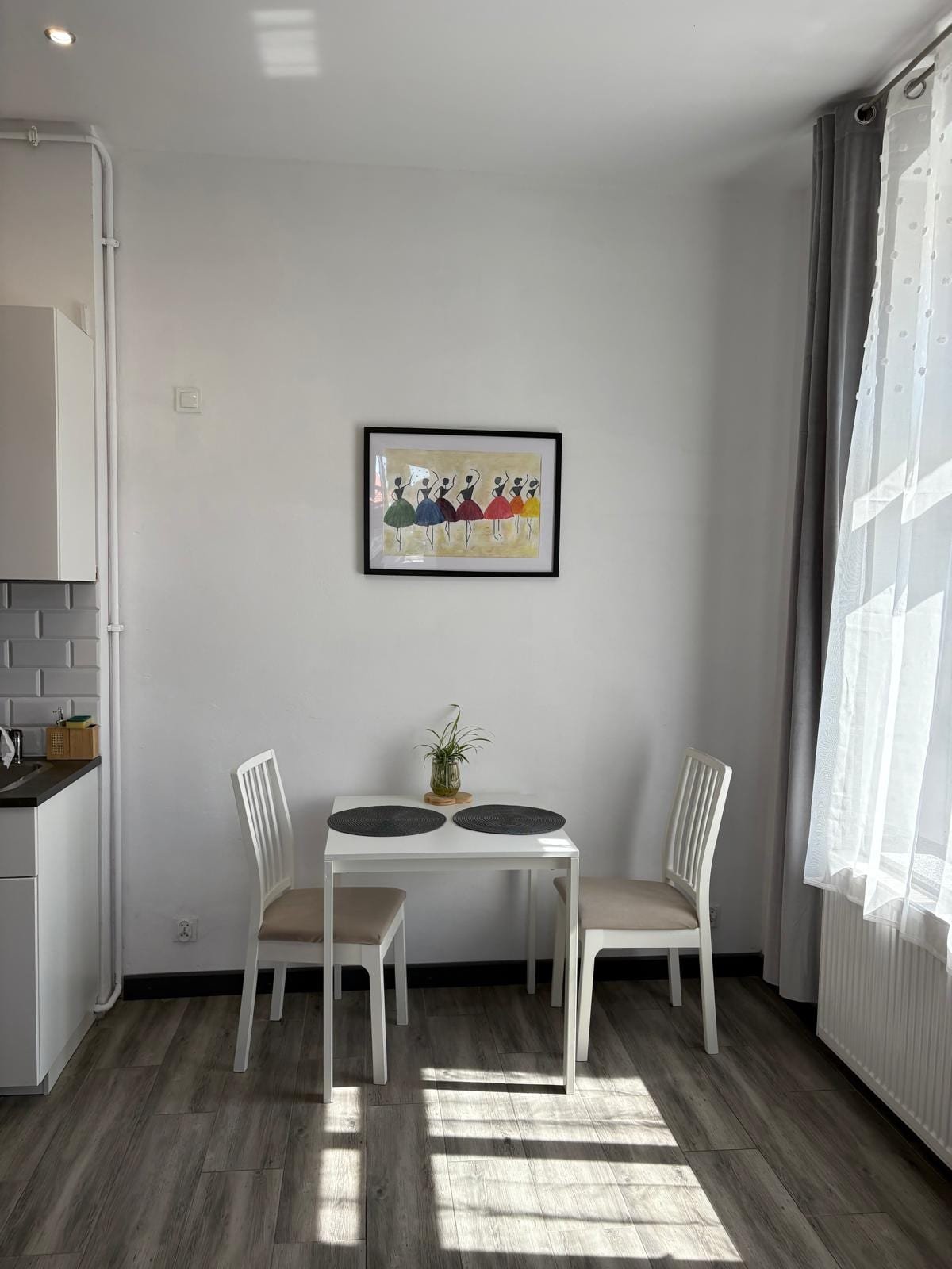 Apartament nr 2 — część jadalniana z białym stołem, Willa Pod Platanem Bytów
