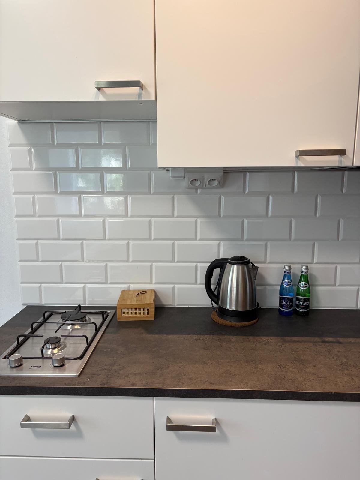 Apartament nr 2 — aneks kuchenny z płytą i czajnikiem, Willa Pod Platanem Bytów