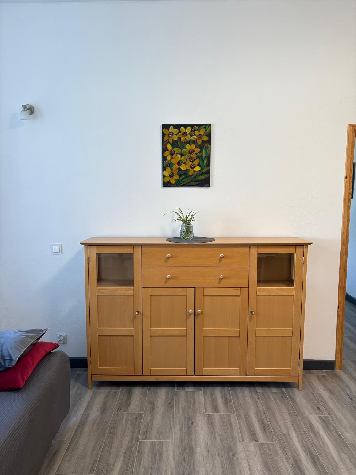 Willa Pod Platanem Bytów — Apartament nr 4 — drewniany kredens