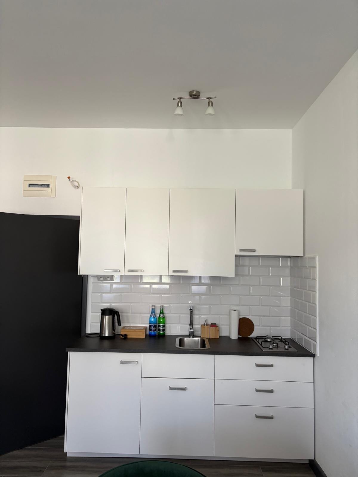 Apartament nr 4 — aneks kuchenny z jasnymi szafkami, Willa Pod Platanem Bytów