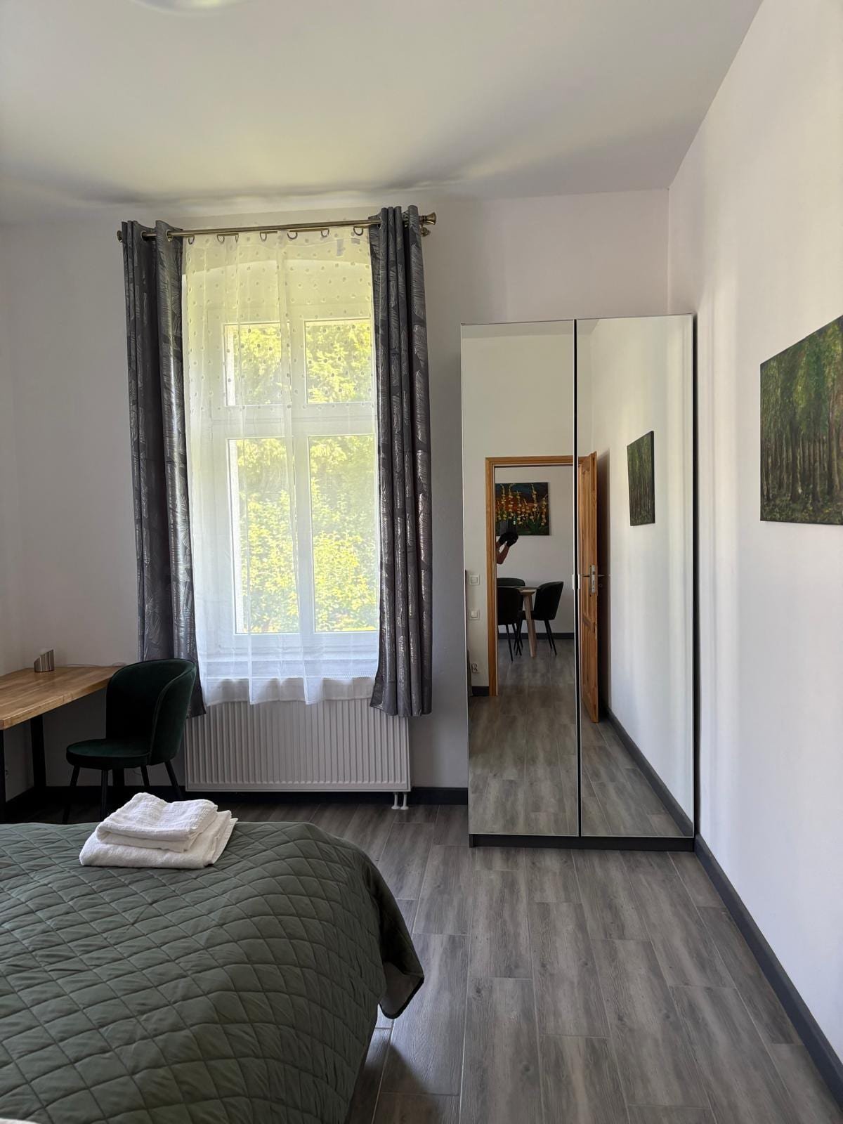 Willa Pod Platanem Bytów — Apartament nr 4 — pokój z szafą przy oknie