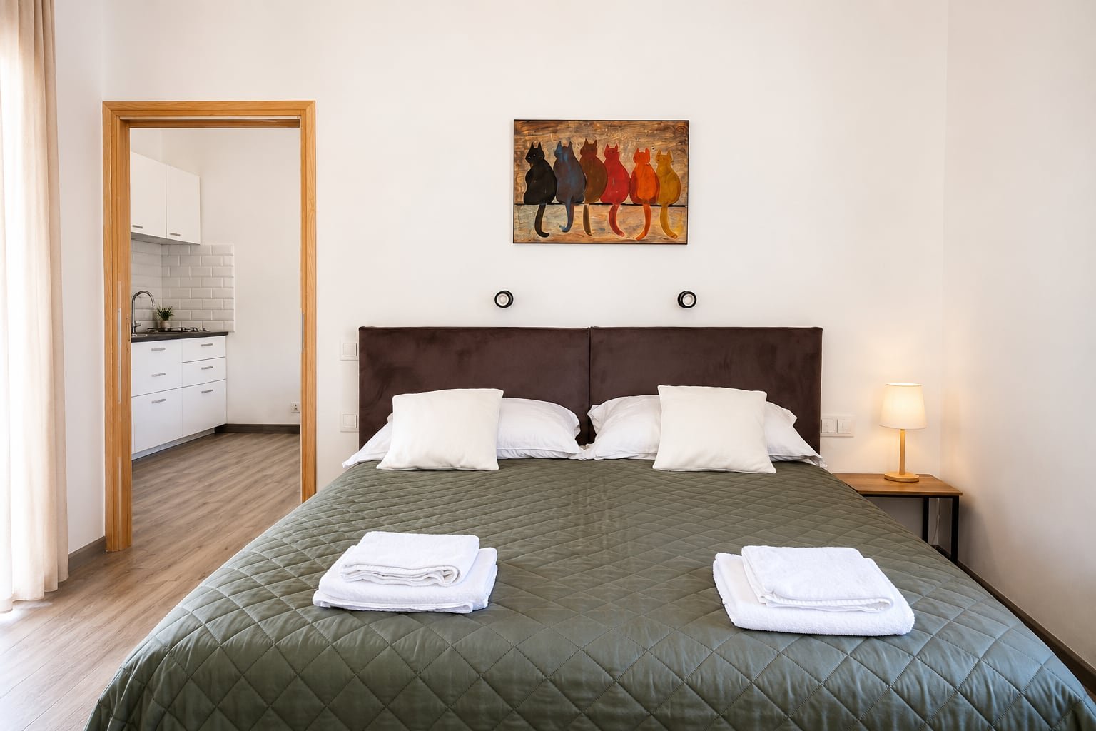 Apartament nr 4 — sypialnia z łóżkiem dwuosobowym i zieloną narzutą, Willa Pod Platanem Bytów