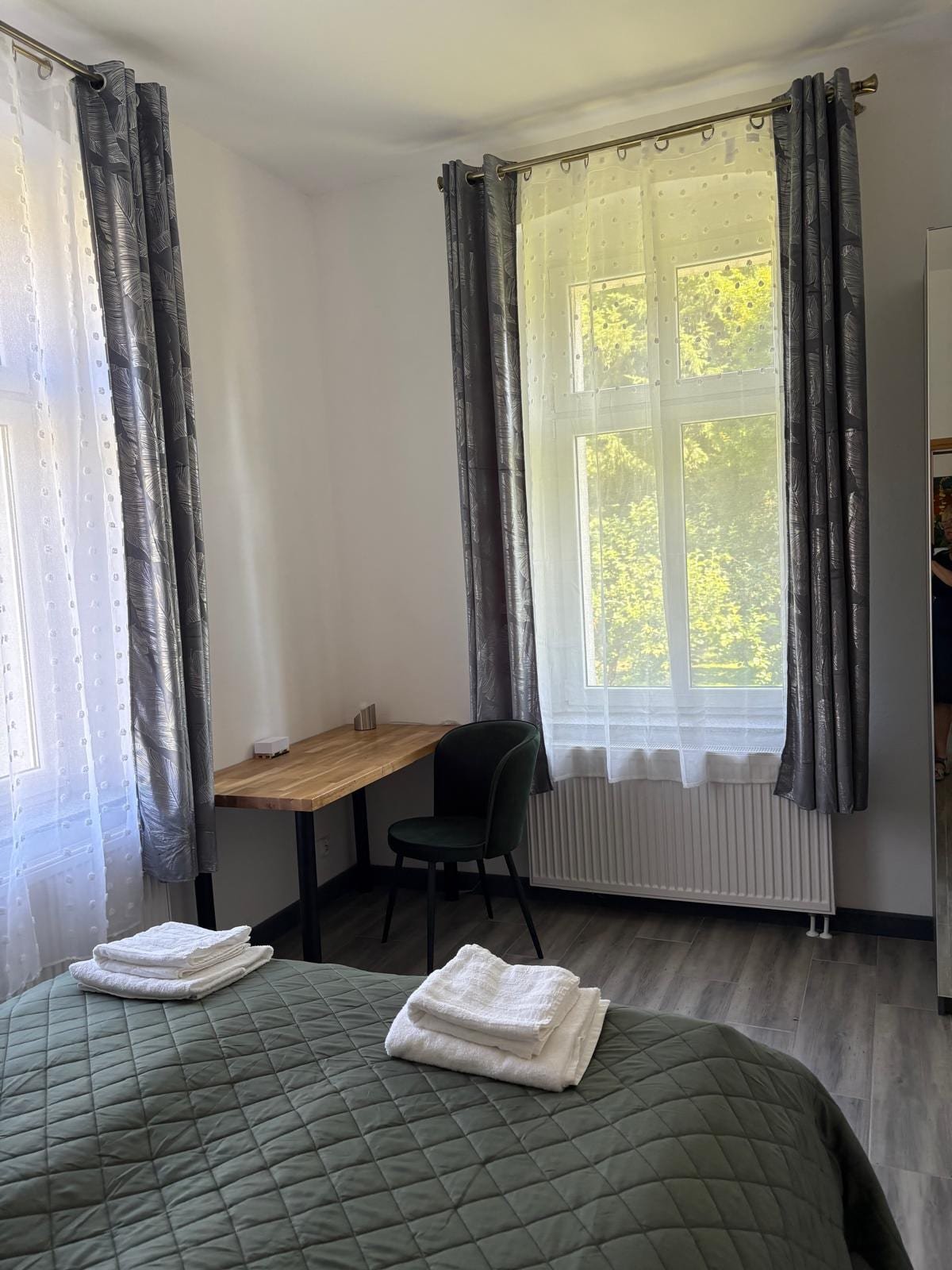 Willa Pod Platanem Bytów — Apartament nr 4 — część jadalniana przy oknie