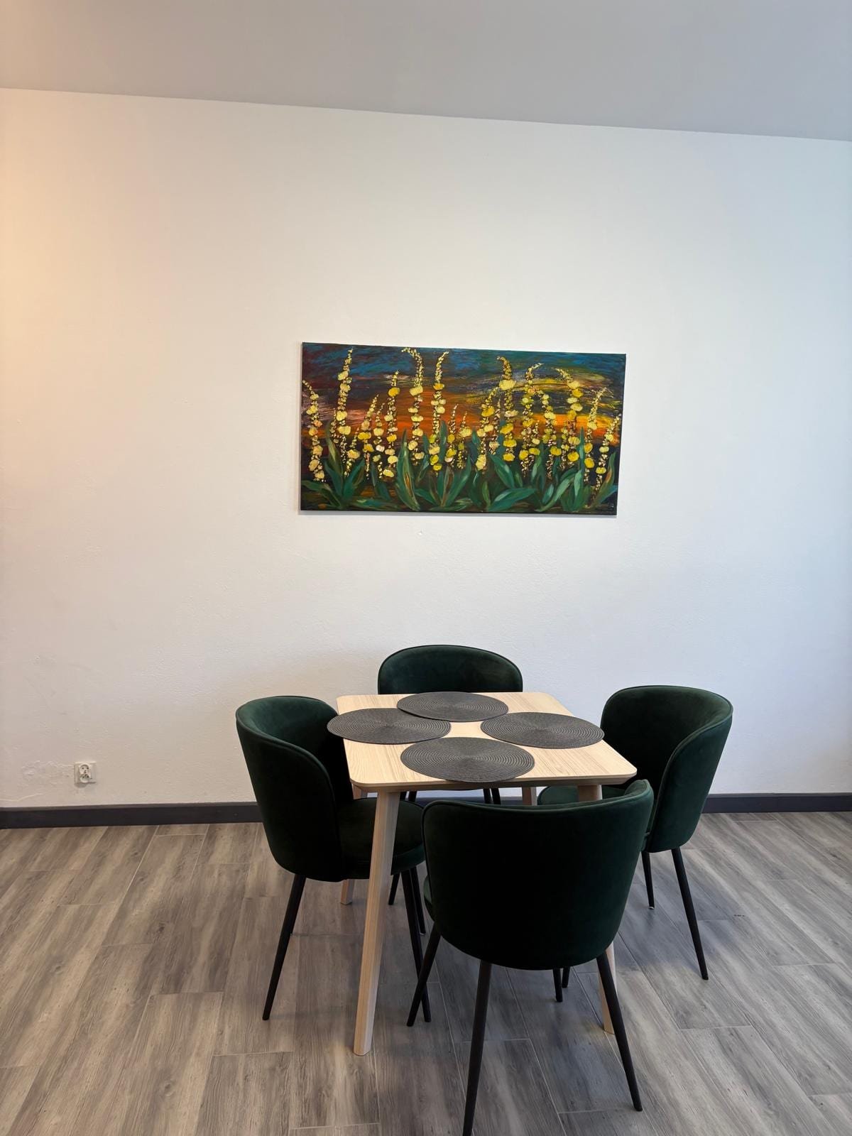 Apartament nr 4 — jadalnia z grafiką na ścianie, Willa Pod Platanem Bytów