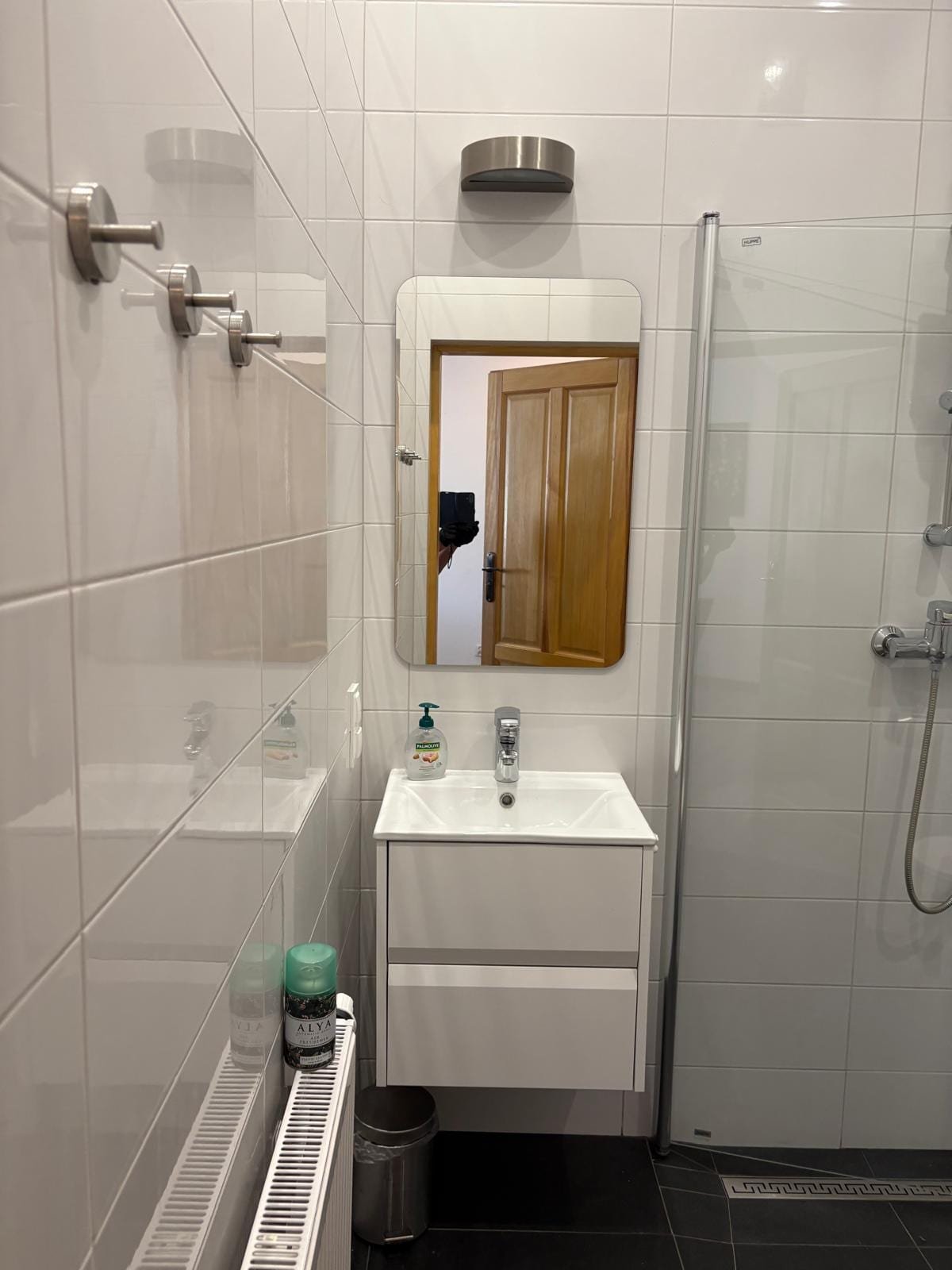 Willa Pod Platanem Bytów — Apartament nr 4 — łazienka z umywalką