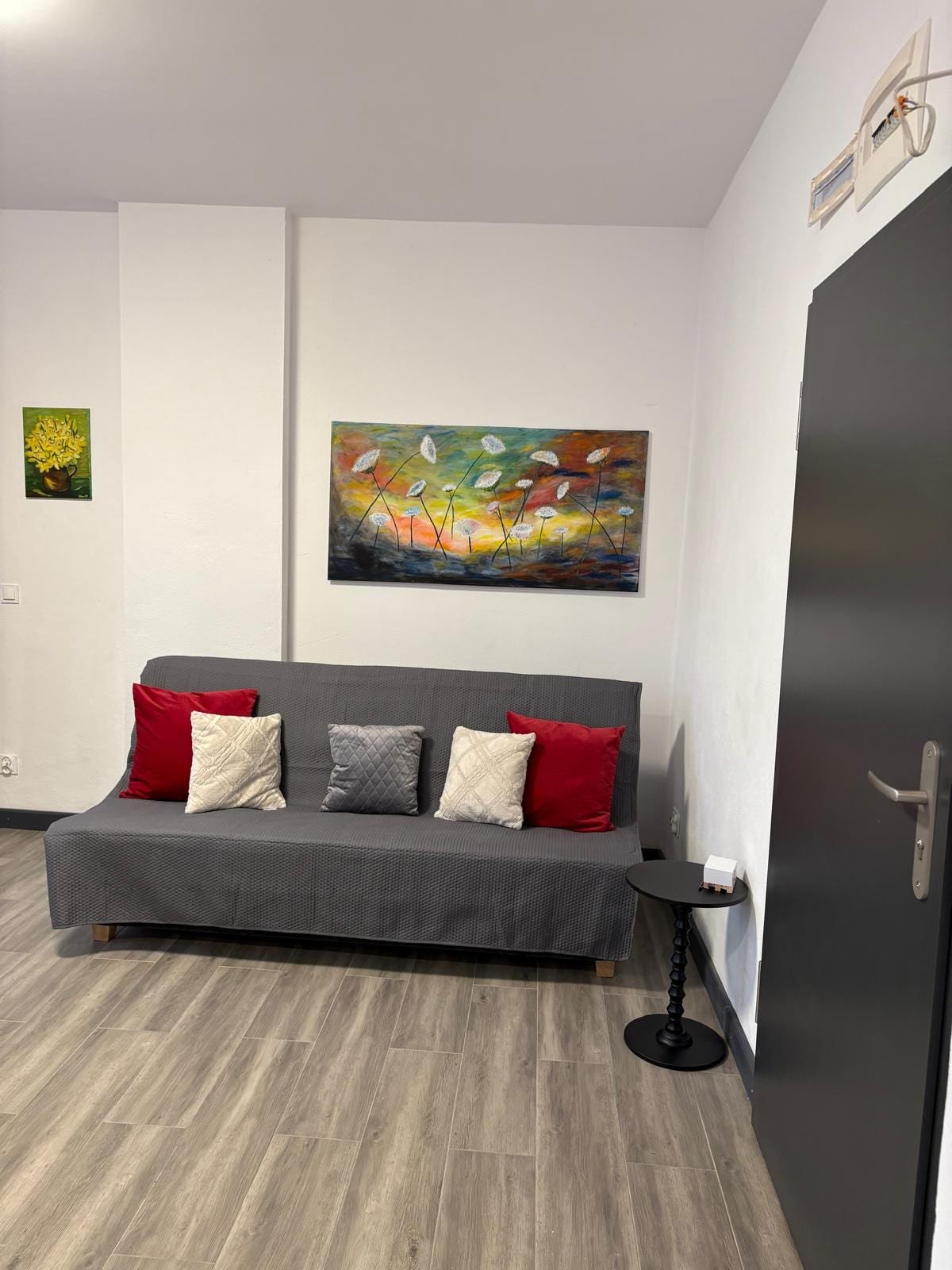 Apartament nr 5 — salon z sofą i grafiką na ścianie, Willa Pod Platanem Bytów