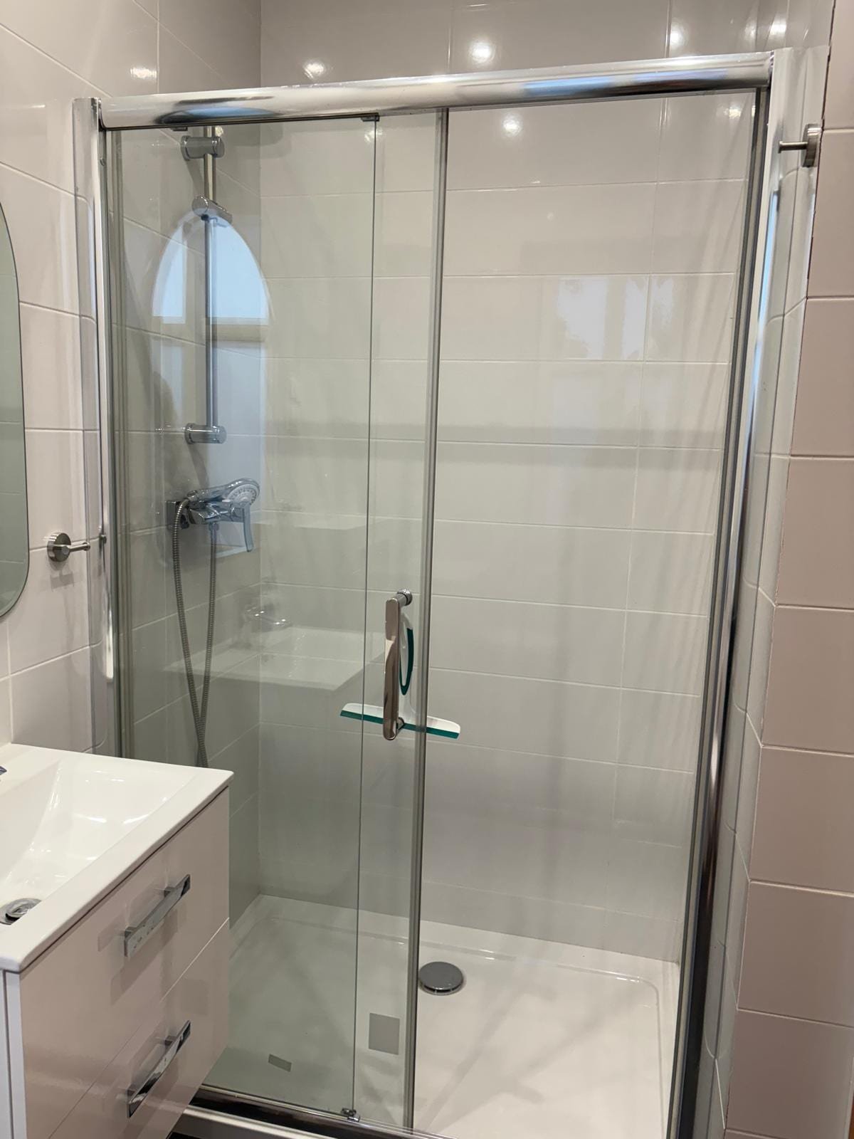 Apartament nr 5 — prywatna łazienka z kabiną prysznicową, Willa Pod Platanem Bytów