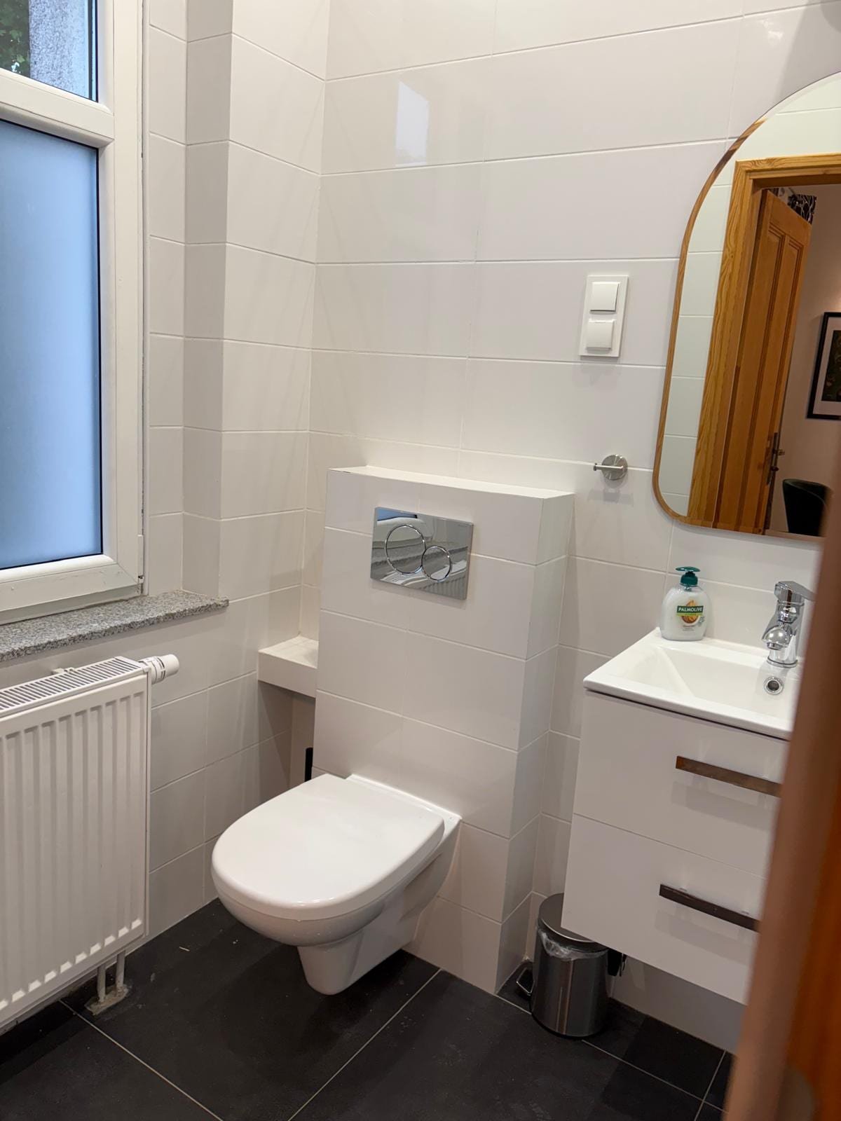Willa Pod Platanem Bytów — Apartament nr 5 — łazienka z lustrem
