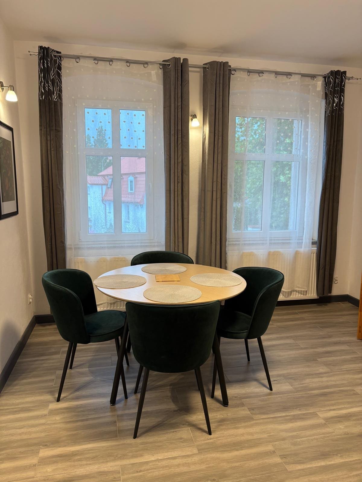 Willa Pod Platanem Bytów — Apartament nr 5 — jadalnia przy oknach