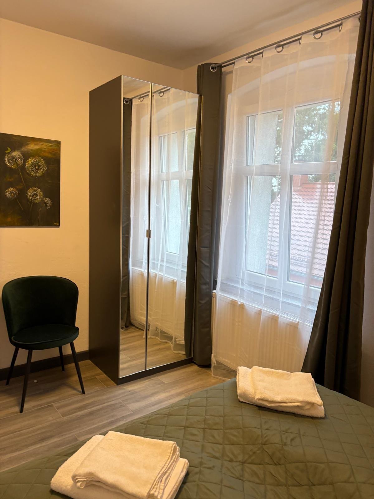 Apartament nr 5 — jasne wnętrze z fotelem przy oknie, Willa Pod Platanem Bytów