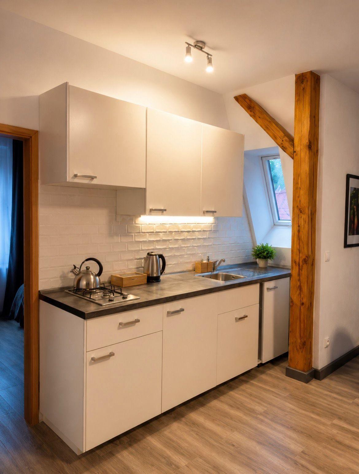 Apartament nr 5 — aneks kuchenny z drewnianą belką, Willa Pod Platanem Bytów