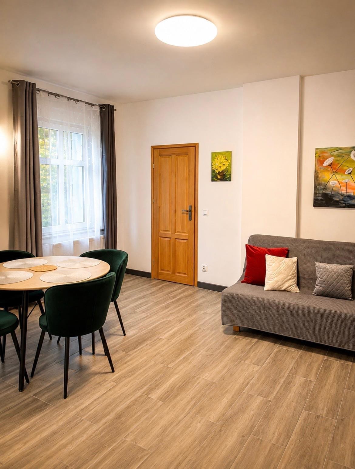 Apartament nr 5 — salon z rozkładaną sofą i jadalnią, Willa Pod Platanem Bytów