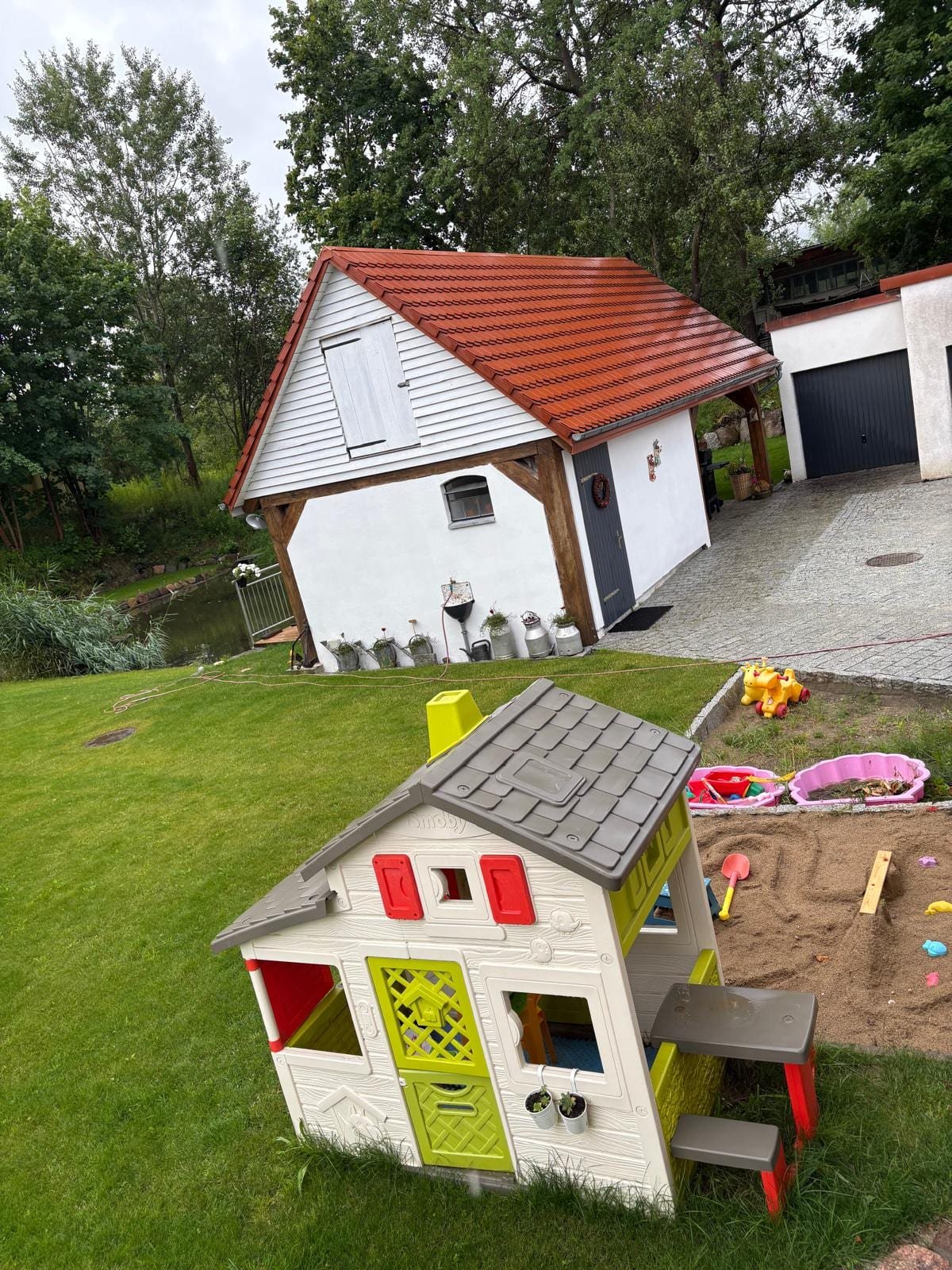 Willa Pod Platanem Bytów — plac zabaw dla dzieci — domek i zabawki w ogrodzie