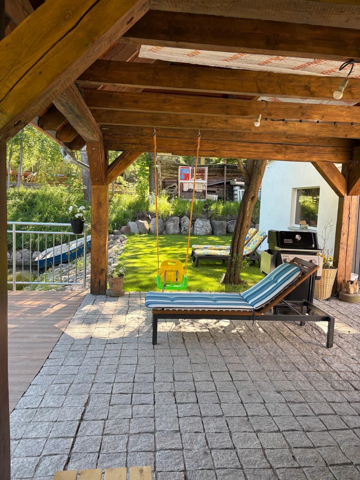 Willa Pod Platanem Bytów — patio z leżakami i miejscem do grillowania