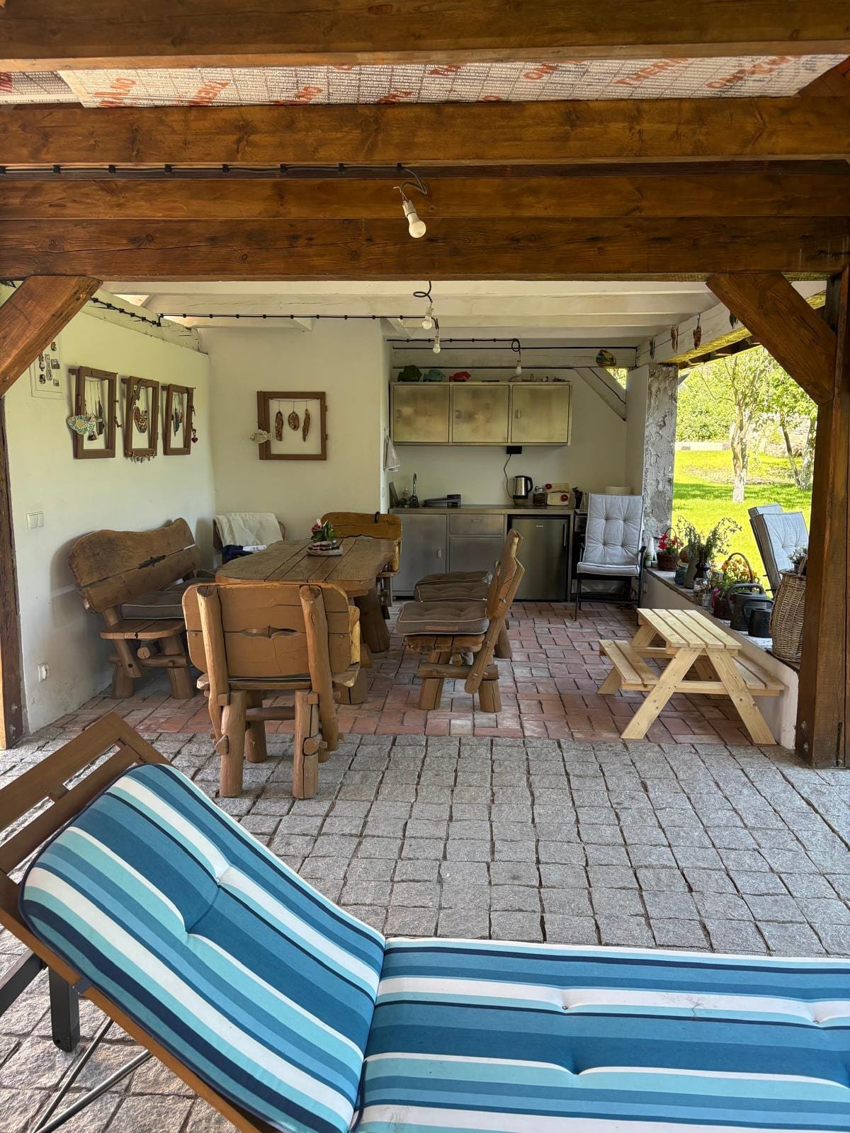 Willa Pod Platanem Bytów — wiata biesiadna ze stołem, ławami i grillem