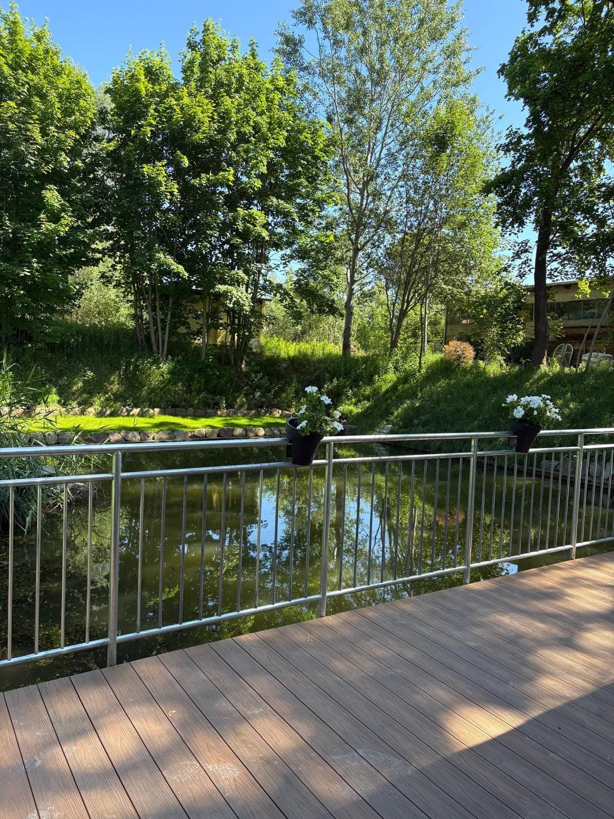 Willa Pod Platanem Bytów — staw w ogrodzie willi